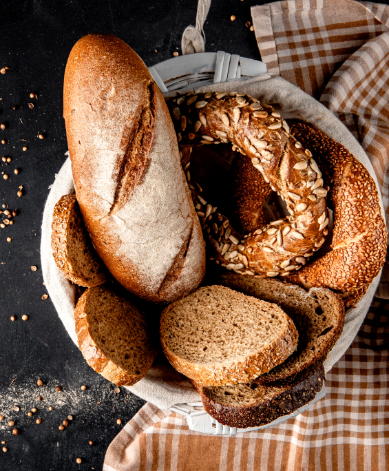 Cesta de baguetes e pães